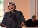 MC Guim&ecirc; cantando o louvor "Nada Mais", da banda Fhop Music.