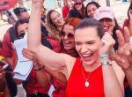 Mar&iacute;lia Arraes em ato com apoiadores.
