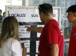 Eleitores consultando se&ccedil;&atilde;o de vota&ccedil;&atilde;o.