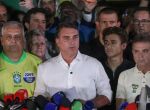Fl&aacute;vio Bolsonaro ao lado de aliados ap&oacute;s resultado nas Elei&ccedil;&otilde;es 2026.