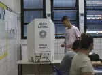 Eleitor em vota&ccedil;&atilde;o