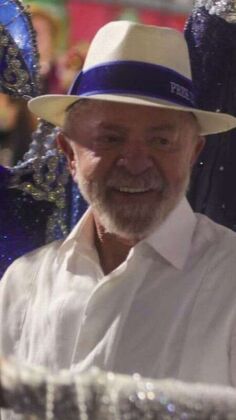 Lula &eacute; homenageado por escola de samba.