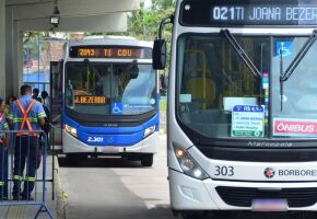 &Ocirc;nibus em terminal no Grande Recife