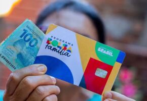 Dinheiro e cart&atilde;o do Bolsa Fam&iacute;lia. 
