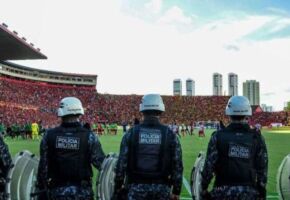 Policiais da PMPE na Ilha do Retiro.