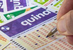 Volante de aposta da Quina em lot&eacute;rica, sorteio do concurso 6899 em 10 de dezembro de 2025.