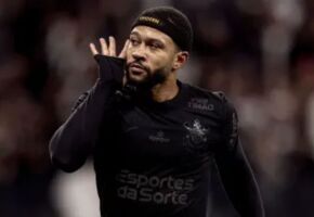 Memphis Depay deve ficar no banco de reservas.