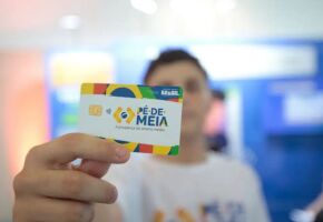Menino seguran&ccedil;a cart&atilde;o do P&eacute;-de-Meia.