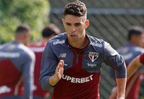 Oscar, do S&atilde;o Paulo, anuncia aposentadoria precoce no futebol.