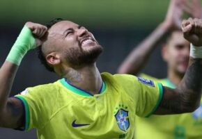 Neymar comemorando gol contra a Bol&iacute;via em 2023. Brasil fica no grupo C da Copa do Mundo 2026.