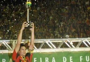 Durval, capit&atilde;o do Sport, erguendo a ta&ccedil;a da Copa do Brasil 2008.