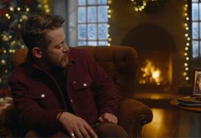 Macaulay Culkin participa da campanha de fim de ano do Bradesco.