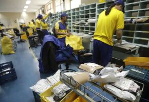 Trabalhadores do Correios.