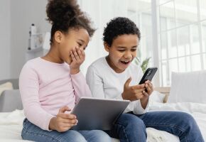 Crian&ccedil;as no celular e tablet.