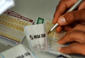 Pessoa marcando cartela da Mega-Sena.