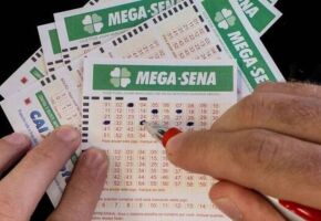 Pessoa marcando cartelas da Mega-Sena.