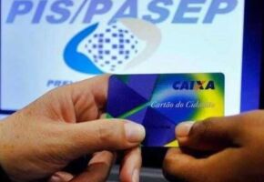Pessoas segurando cart&atilde;o da Caixa Econ&ocirc;mica e imagem do PIS/Pasep de fundo.