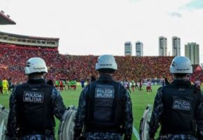 Policiais Militares na Ilha do Retiro.