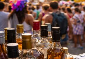 Pessoas no carnaval e bebidas alco&oacute;licas.