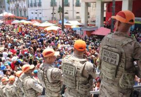 Policiais do BEPI, da Pol&iacute;cia Militar de Pernambuco no Galo da Madrugada.