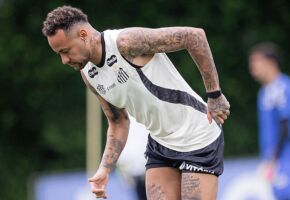 Neymar treinando com bola.