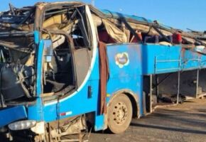 &Ocirc;nibus que capotou com trabalhadores rurais na Rodovia Transbrasiliana (BR-153).