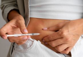 Aplica&ccedil;&atilde;o de insulina: SUS inicia projeto-piloto para ampliar o uso da glargina em quatro estados brasileiros.