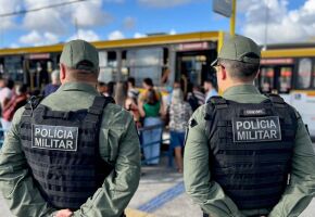 Policiais militares de Pernambuco garantindo seguran&ccedil;a em ponto de &ocirc;nibus.