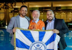 Lula ao lado de presidente da Acad&ecirc;micos de Niter&oacute;i, Wallace Palhares, &agrave; direita.