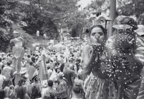 Pessoas brincando carnaval.