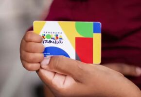 Pessoa segurando cart&atilde;o do Bolsa Fam&iacute;lia.