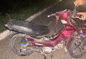 Motocicleta tipo cinquentinha em que adolescente e av&oacute; trafegavam.