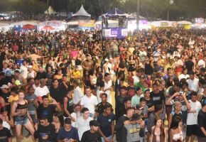 Pessoas na Festa da Pitomba de 2025, em Jaboat&atilde;o dos Guararapes.