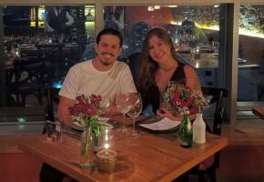 Homem ao lado de namorada que ele matou ap&oacute;s discuss&atilde;o por celular.