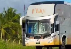 &Ocirc;nibus da equipe da cantora Flay ap&oacute;s colis&atilde;o com motociclista em Pernambuco.
