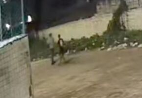 Dupla de suspeitos durante assalto a motorista por aplicativo em Candeias.