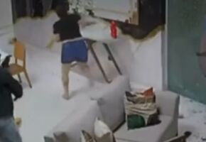 Momento em que mulher tenta fugir de autor de disparos, em condom&iacute;nio luxuoso localizado em Gravat&aacute;.