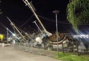 Navio hist&oacute;rico tomba e metade da embarca&ccedil;&atilde;o fica submersa em SP.