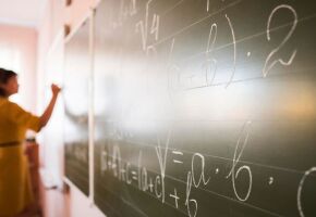 Recursos do Fundeb ajudam a financiar sal&aacute;rios de professores da educa&ccedil;&atilde;o b&aacute;sica em todo o Brasil.