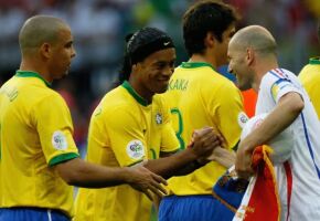 Ronaldinho Ga&uacute;cho e Zinedine Zidane na Copa do Mundo de 2006.