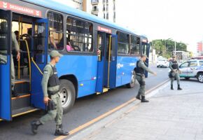 Policiais militares descendo de &ocirc;nibus do Grande Recife.