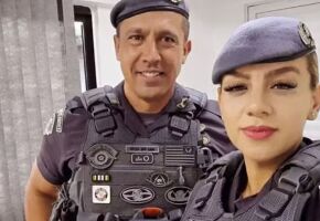 Tenente-coronel e esposa, ambos uniformizados com farda da PM.