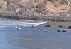 Momento em que bombeiros tentam resgatar v&iacute;timas de afogamento em praia de Fernando de Noronha.