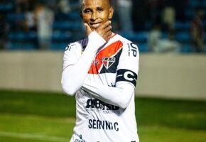 Ciel, atacante do Ferrovi&aacute;rio, chegou aos 65 gols ap&oacute;s os 40 anos.