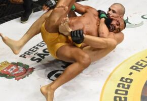 Matheus Ara&uacute;jo venceu a luta ap&oacute;s aplicar um mata-le&atilde;o em Anderson Nascimento.