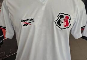 Camisa falsa do Santa Cruz comercializada em quiosque dentro do Arruda.