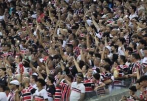 Torcida do Santa Cruz na Arena de Pernambuco.