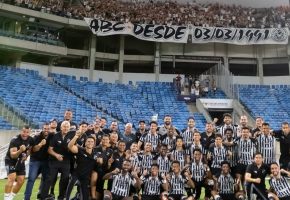 Equipe do ABC comemorando vit&oacute;ria sobre o Am&eacute;rica