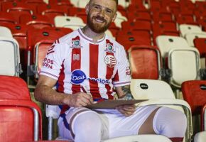 Souza, &iacute;dolo do N&aacute;utico, anuncia aposentadoria do futebol.