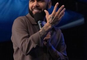 Daniel Alves pregando em culto evang&eacute;lico.